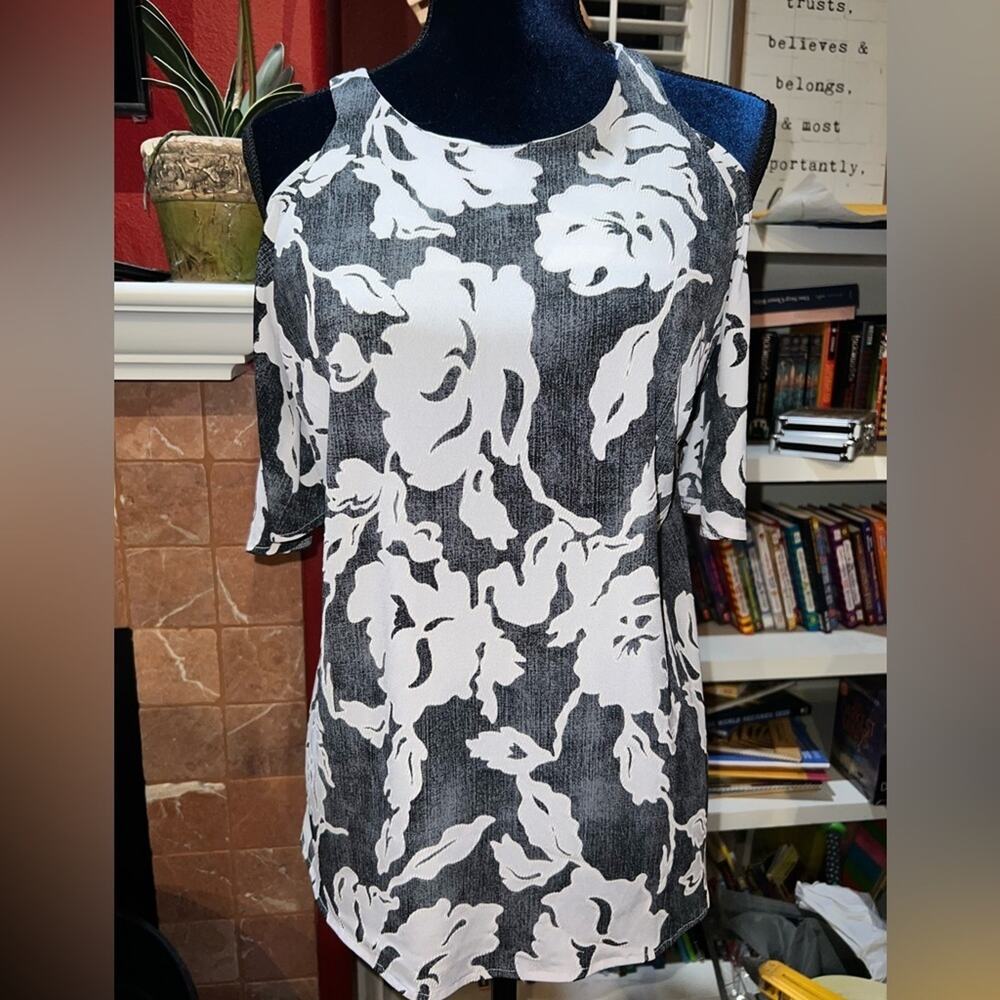 INC Cold Shoulder Black white mid sleeve textured floral print blouse Medium